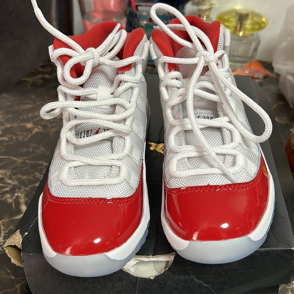 Jordan 11 - Picture 2 of 6